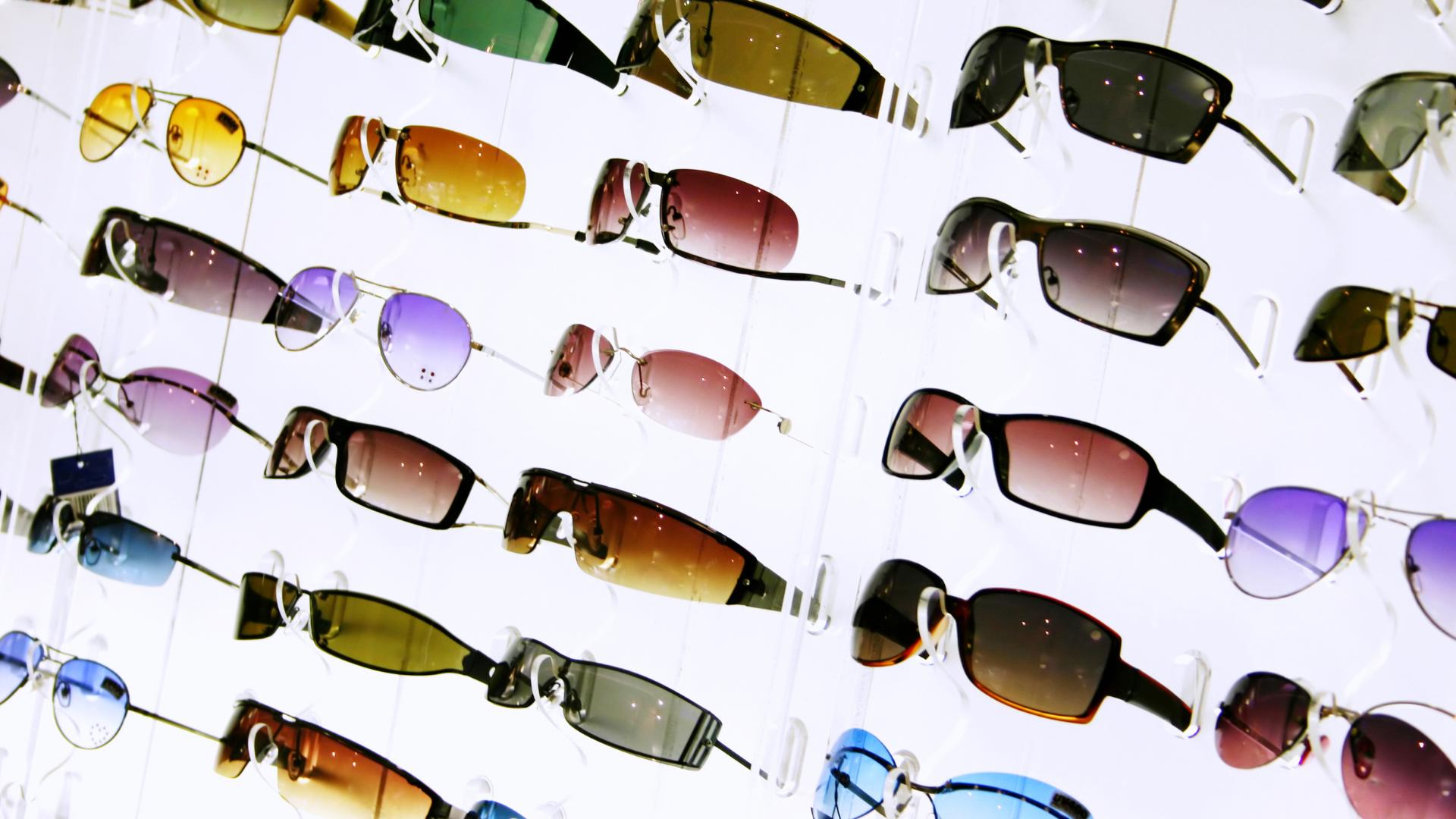Jak wybrać idealne okulary przeciwsłoneczne na wiosnę i lato? Kompleksowy przewodnik